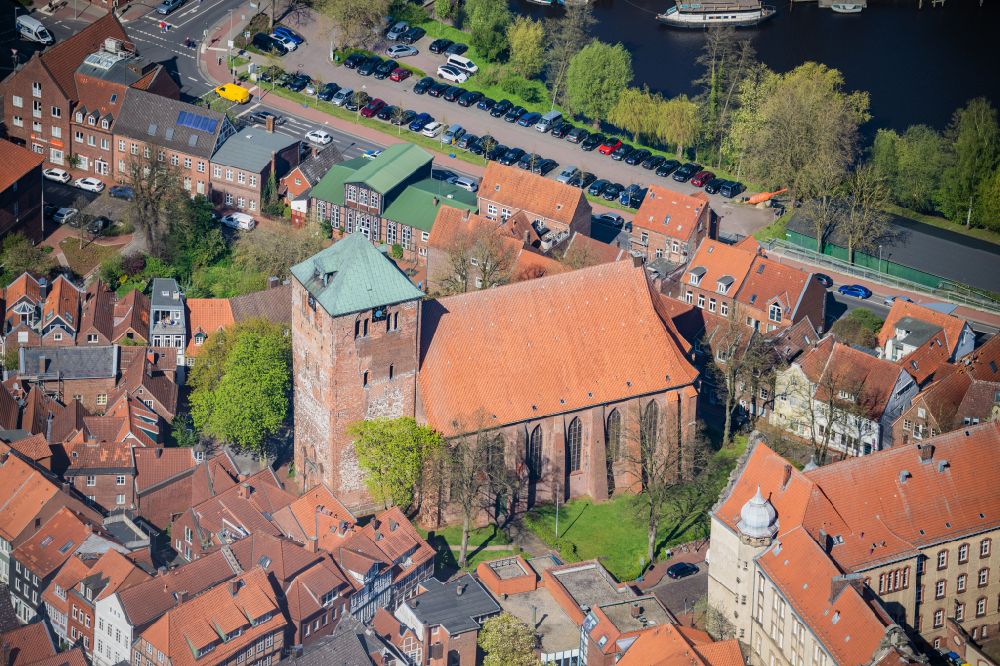 Stade from the bird's eye view: Historic church complex St. Wihadi in Stade in the state Lower Saxony, Germany