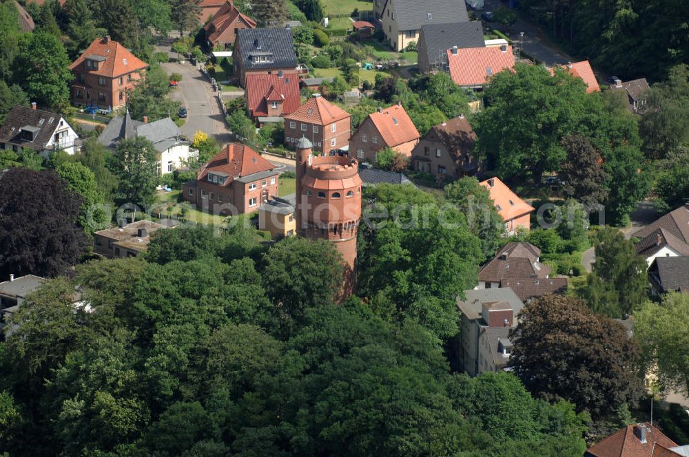 Aerial photograph Mölln - Blick auf den Historischen Waseerturm von Mölln im Kreis Herzogtum Lauenburg in Schleswig-Holstein. Der Wasserturm wurde von 1911 bis 1913 erbaut und steht heute unter Denkmalschutz. Auf dem Turm befindet sich eine Aussichtsplattform, die man mit dem Besteigen von 186 Stufen erreichen kann. Im Baudenkmal selber ist eine naturkundliche Ausstellung über die heimische Tier- und Pflanzenwelt eingerichtet. Tel.:+49(4542)8030;