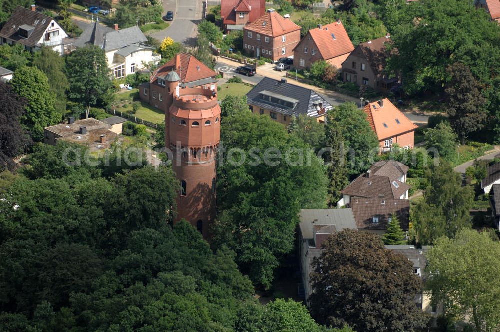 Mölln from above - Blick auf den Historischen Waseerturm von Mölln im Kreis Herzogtum Lauenburg in Schleswig-Holstein. Der Wasserturm wurde von 1911 bis 1913 erbaut und steht heute unter Denkmalschutz. Auf dem Turm befindet sich eine Aussichtsplattform, die man mit dem Besteigen von 186 Stufen erreichen kann. Im Baudenkmal selber ist eine naturkundliche Ausstellung über die heimische Tier- und Pflanzenwelt eingerichtet. Tel.:+49(4542)8030;