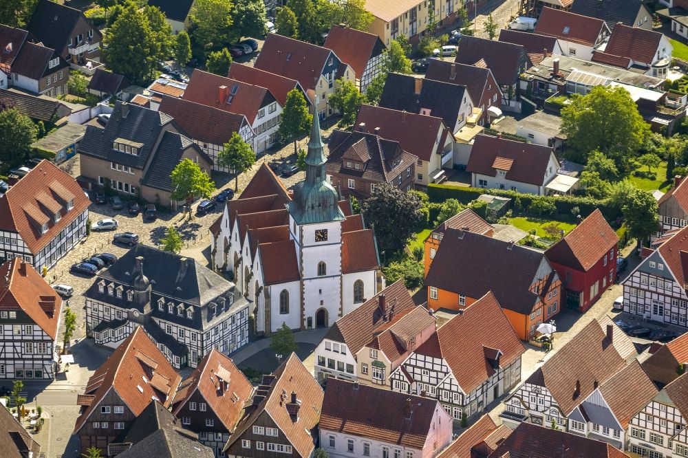 Aerial photograph Rietberg - Historical City Hall of Rietberg and building the Catholic parish church of St. John Baptist in the center of Rietberg in East Westphalia in North Rhine-Westphalia