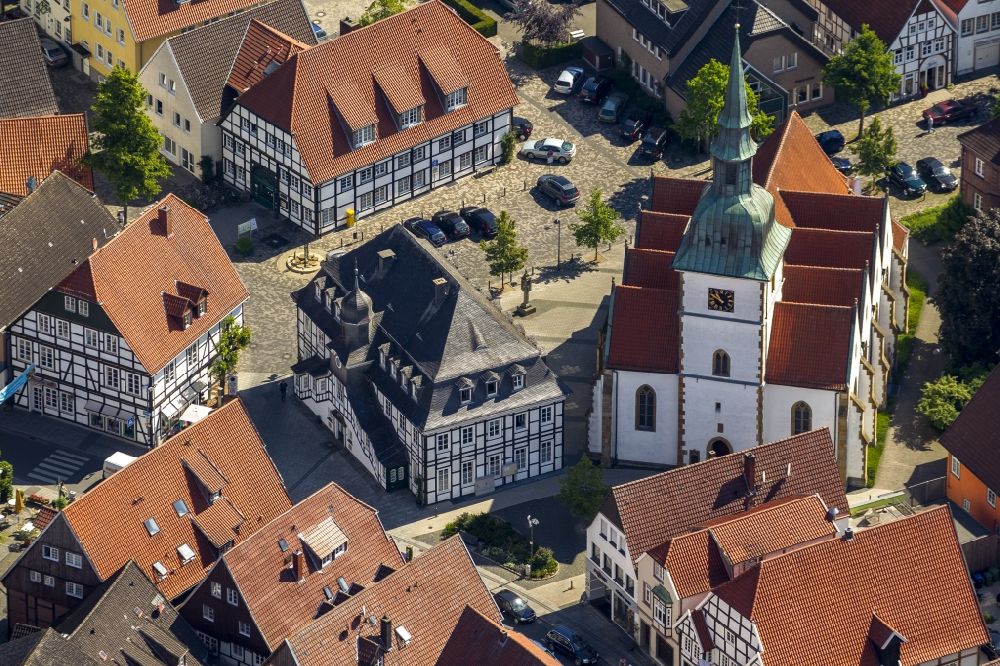 Rietberg from the bird's eye view: Historical City Hall of Rietberg and building the Catholic parish church of St. John Baptist in the center of Rietberg in East Westphalia in North Rhine-Westphalia