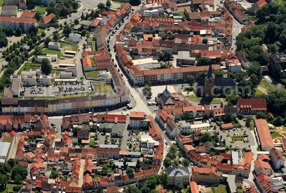 Sömmerda from the bird's eye view: In the historical city center of Soemmerda in Thuringia there are several important sights of the city. In the 16th century the St. Boniface church was completed. Striking is also the historic town hall of Soemmerda. The house with the two small spiers was built in the 15th century. It is an imposing monument in the Renaissance style. In the context of the historical buildings are residential and commercial buildings