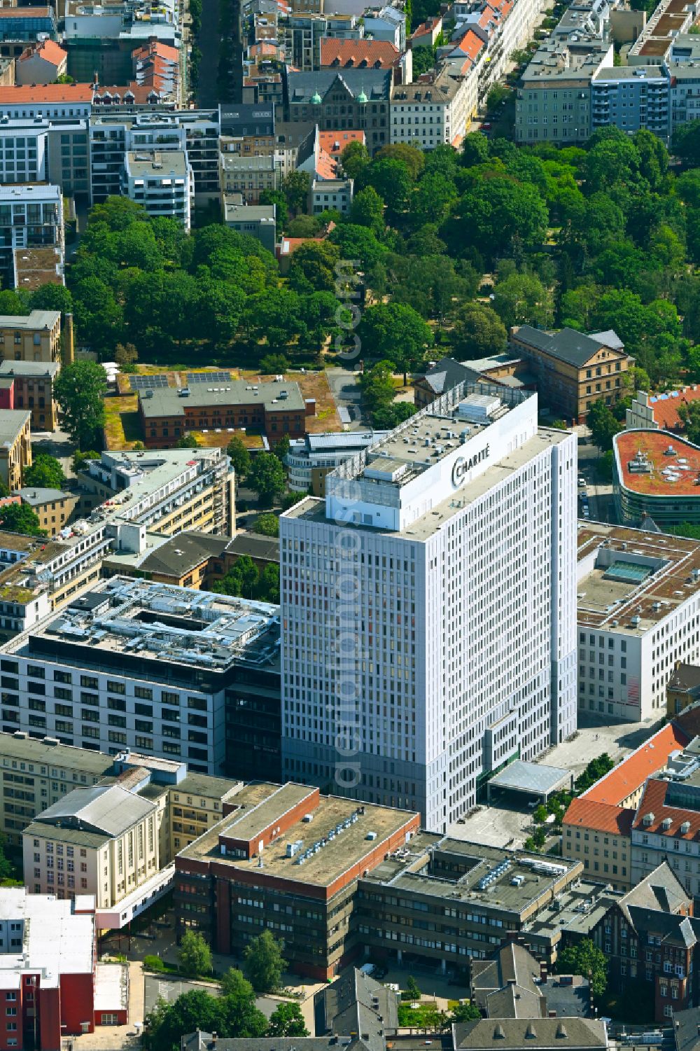 Aerial photograph Berlin - High house of the bed tower at the University Hospital Charite Campus Mitte (CCM) in the district on street Luisenstrasse of Mitte on street Luisenstrasse in the district Mitte in Berlin