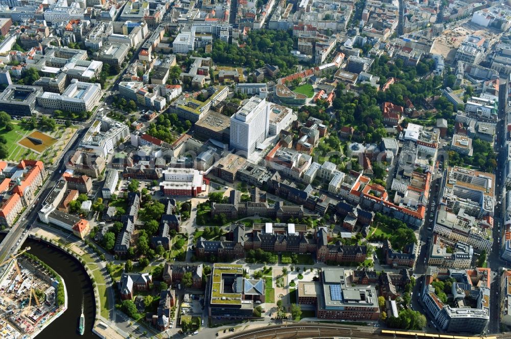 Aerial photograph Berlin - High house of the bed tower at the University Hospital Charite Campus Mitte (CCM) in the district of Mitte in Berlin