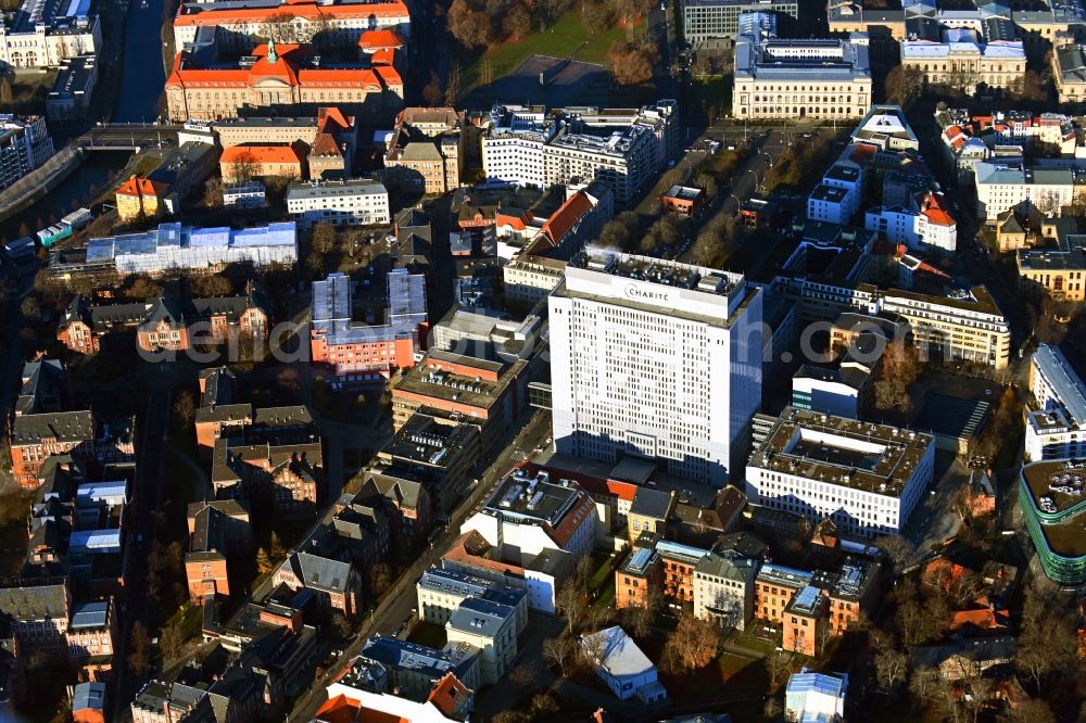 Aerial photograph Berlin - High house of the bed tower at the University Hospital Charite Campus Mitte (CCM) on street Luisenstrasse in the district of Mitte in Berlin