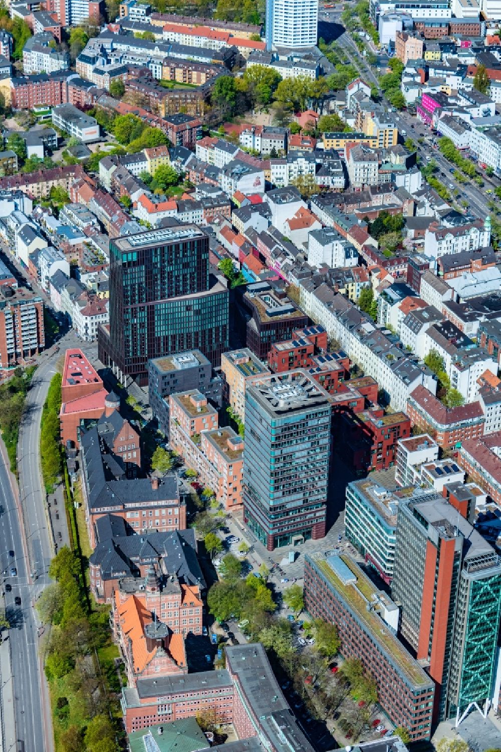 Hamburg from above - High-rise ensemble with the EMPIRE RIVERSIDE HOTEL and ASTRATURM on Bernhard-Nocht-Strasse along the St. Pauli Hafenstrasse in the district Sankt Pauli in Hamburg, Germany