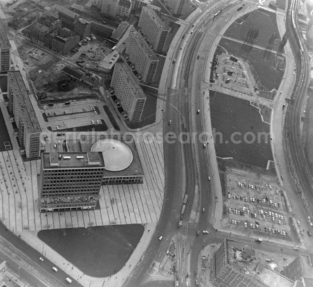 Aerial photograph Berlin - High-rise ensemble of Haus of Lehrers and Kongresshalle on Alexanderstrasse in the district Mitte in Berlin, Germany