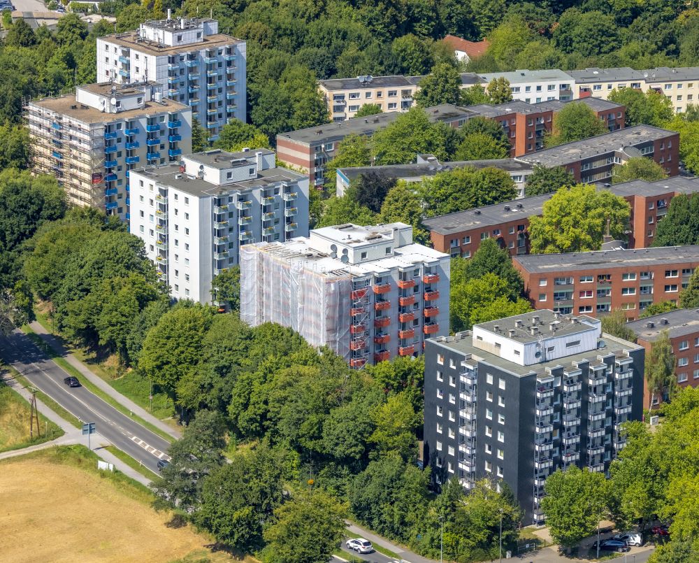 Aerial image Heiligenhaus - High-rise ensemble of a multi-family house settlement on Hoeseler Strasse in the district Unterilp in Heiligenhaus in the Ruhr area in the state North Rhine-Westphalia, Germany