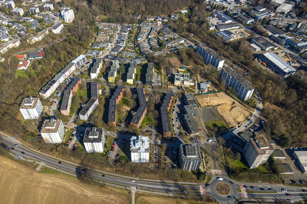 Aerial photograph Heiligenhaus - High-rise ensemble of a multi-family house settlement on Hoeseler Strasse in the district Unterilp in Heiligenhaus in the Ruhr area in the state North Rhine-Westphalia, Germany