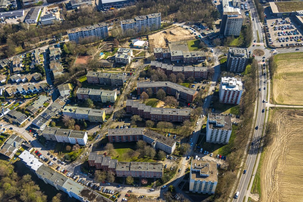 Heiligenhaus from above - High-rise ensemble of a multi-family house settlement on Hoeseler Strasse in the district Unterilp in Heiligenhaus in the Ruhr area in the state North Rhine-Westphalia, Germany