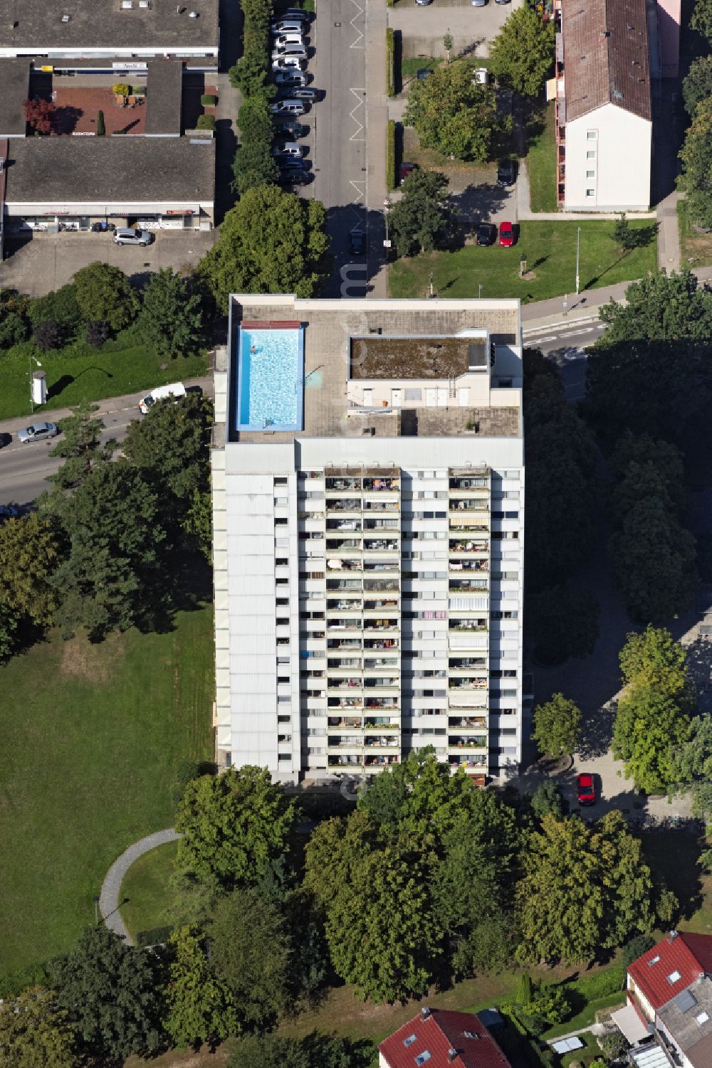 Aerial photograph Neu-Ulm - High-rise ensemble of with Pool on Dach on street Karlsbader Strasse in Neu-Ulm in the state Bavaria, Germany