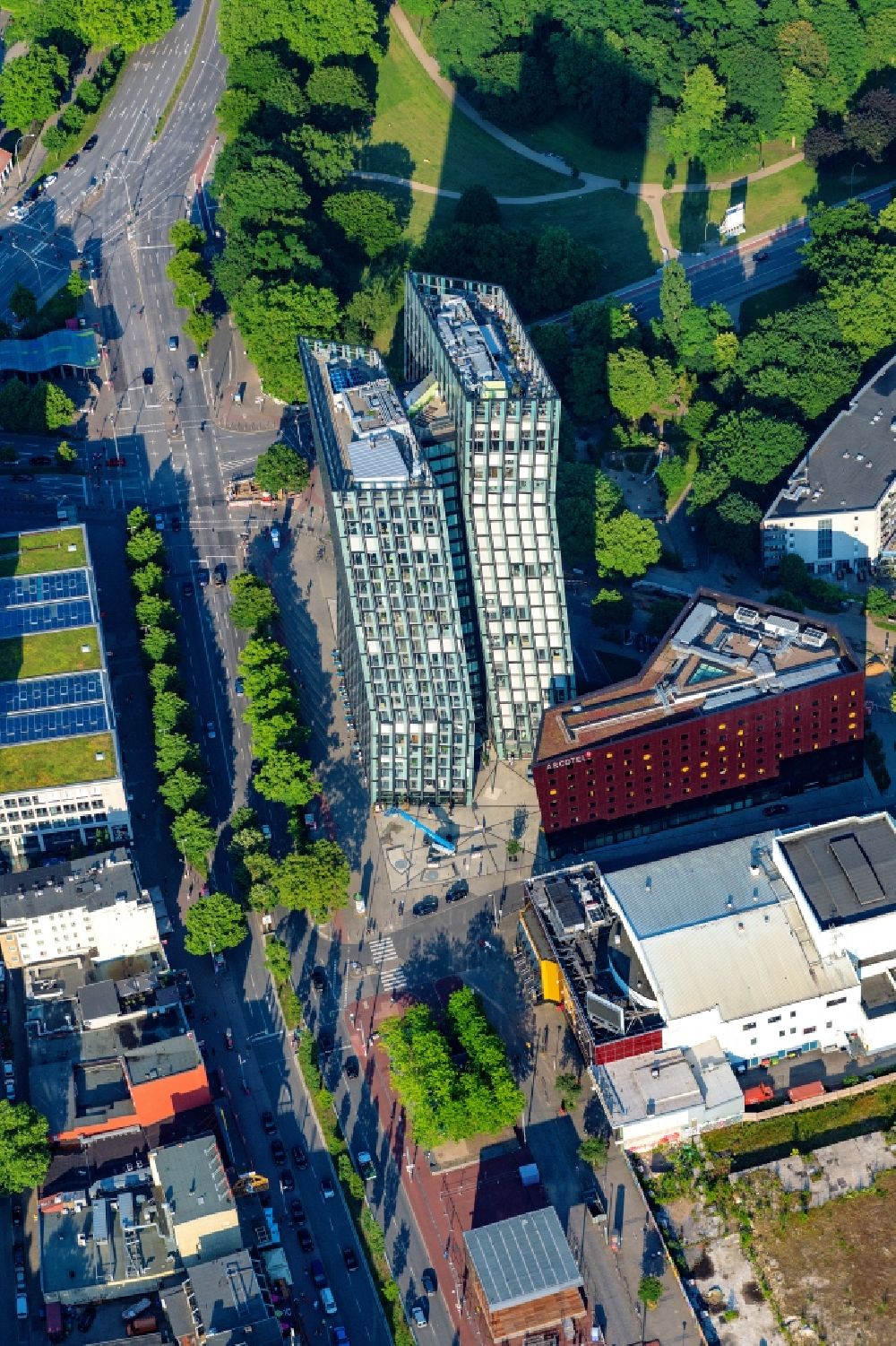 Hamburg from the bird's eye view: High-rise ensemble of Tanzende Tuerme on corner Reeperbahn - Zirkusweg in the district Sankt Pauli in Hamburg, Germany