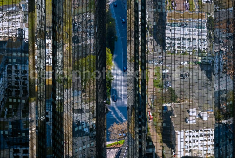Aerial photograph Frankfurt am Main - High-rise skyscraper building and bank administration of the financial services company Deutsche Bank on the Taunusanlage in the district Westend in Frankfurt in the state Hesse, Germany