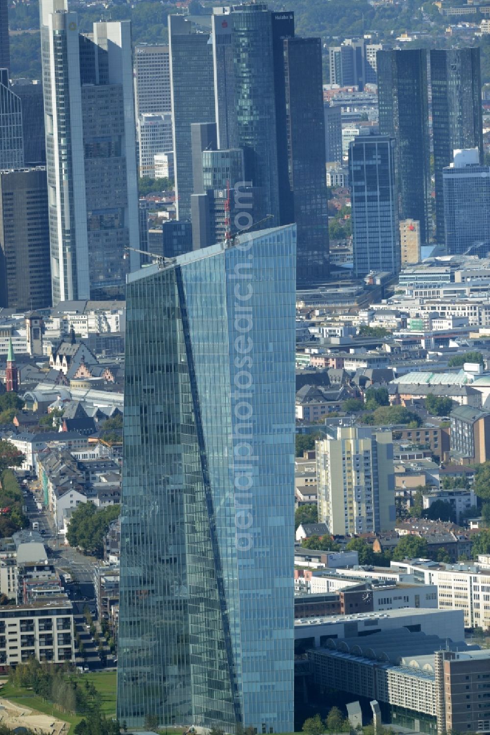 Frankfurt am Main from the bird's eye view: High-rise skyscraper building and bank administration of the financial services company EZB Europaeische Zentralbank in Frankfurt in the state Hesse, Germany