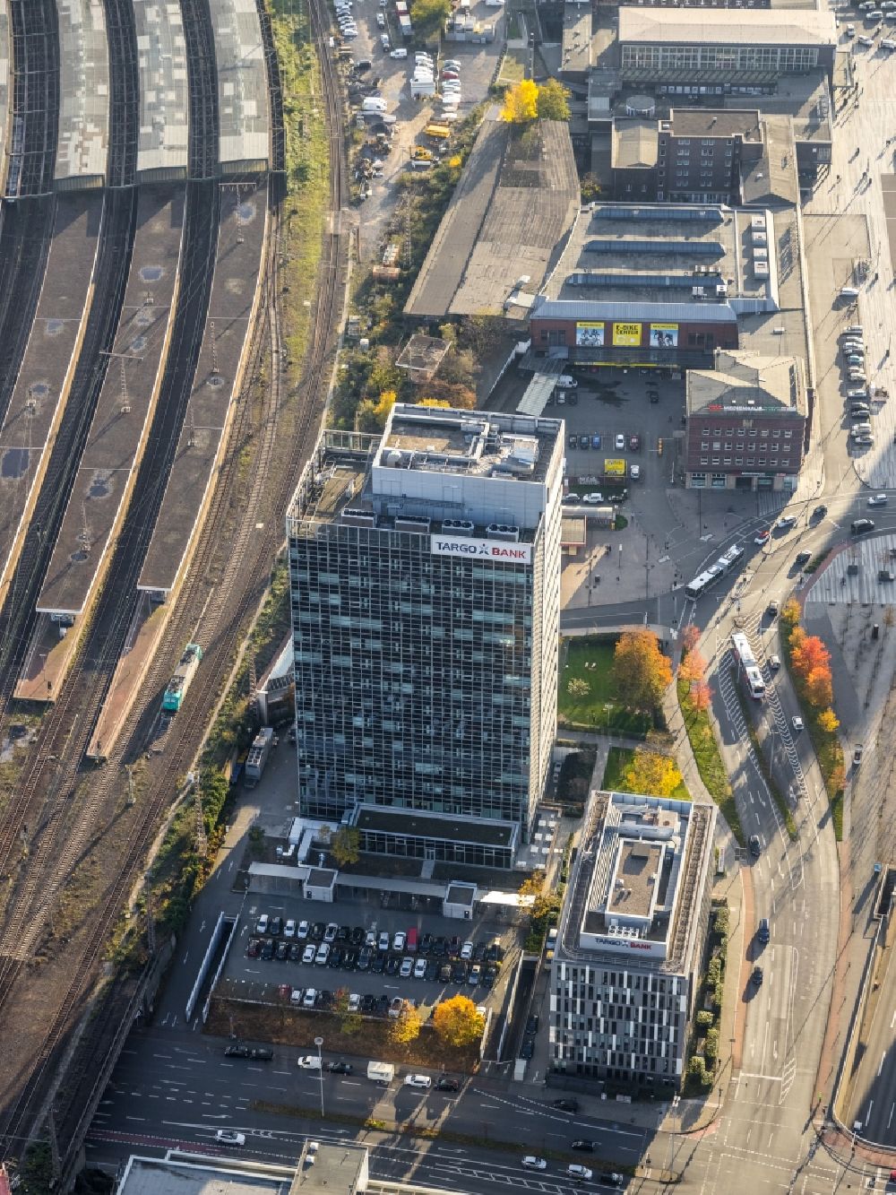 Aerial photograph Duisburg - High-rise skyscraper building and bank administration of the financial services company of TARGOBANK AG on Harry-Epstein-Platz in the district Dellviertel in Duisburg in the state North Rhine-Westphalia, Germany