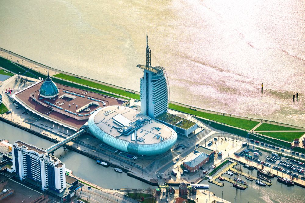 Aerial photograph Bremerhaven - High-rise building of the hotel complex Atlantic Hotel Sail City and Klimahaus in Bremerhaven in the state Bremen, Germany