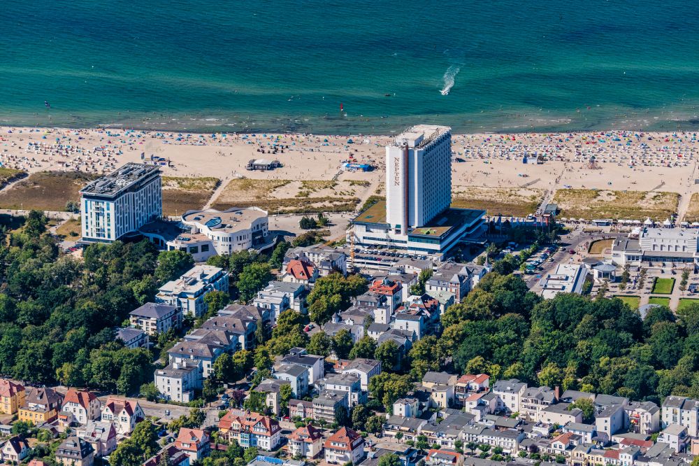 Aerial photograph Rostock - High-rise building of the hotel complex Hotel NEPTUN on Seestrasse in the district Warnemuende in Rostock in the state Mecklenburg - Western Pomerania, Germany