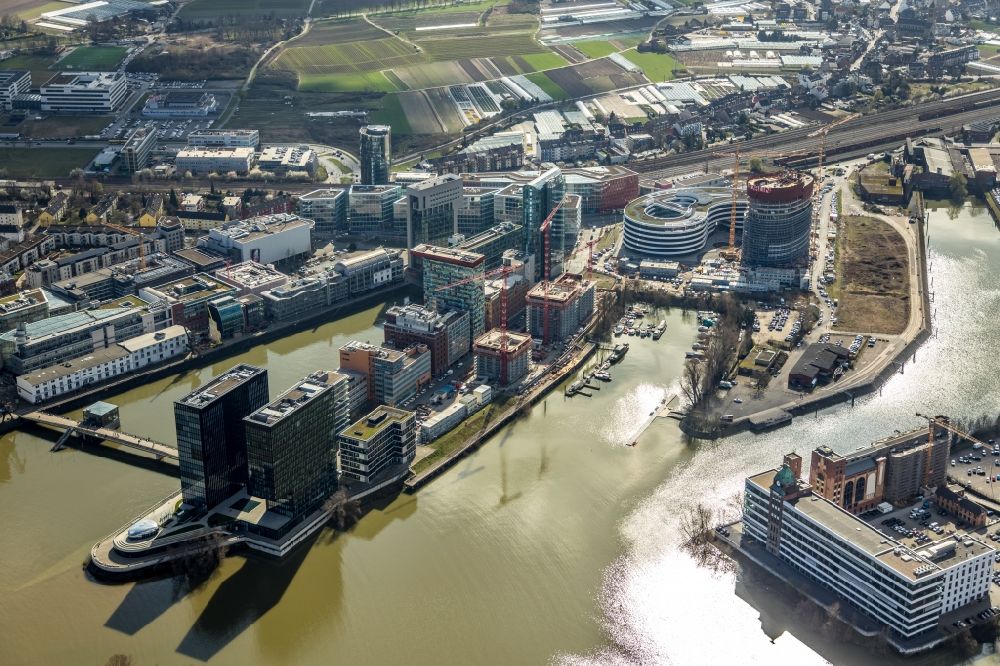Aerial photograph Düsseldorf - High-rise building of the hotel complex Hyatt Regency Dusseldorf in the Media Harbour in Dusseldorf in North Rhine-Westphalia
