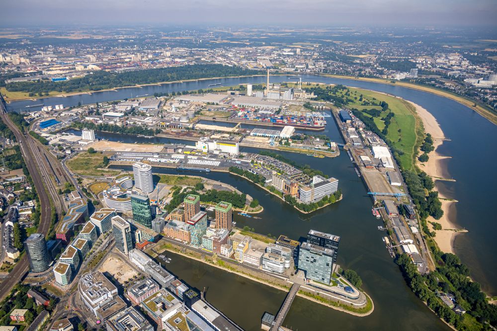 Düsseldorf from the bird's eye view: High-rise building of the hotel complex Hyatt Regency Dusseldorf in the Media Harbour in Dusseldorf in North Rhine-Westphalia