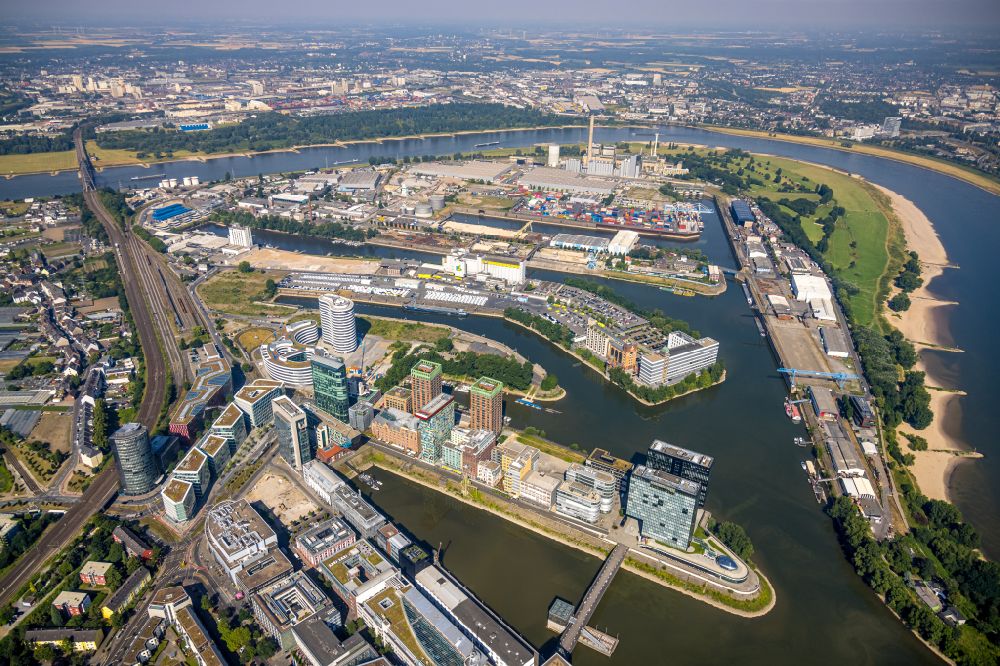 Aerial image Düsseldorf - High-rise building of the hotel complex Hyatt Regency Dusseldorf in the Media Harbour in Dusseldorf in North Rhine-Westphalia