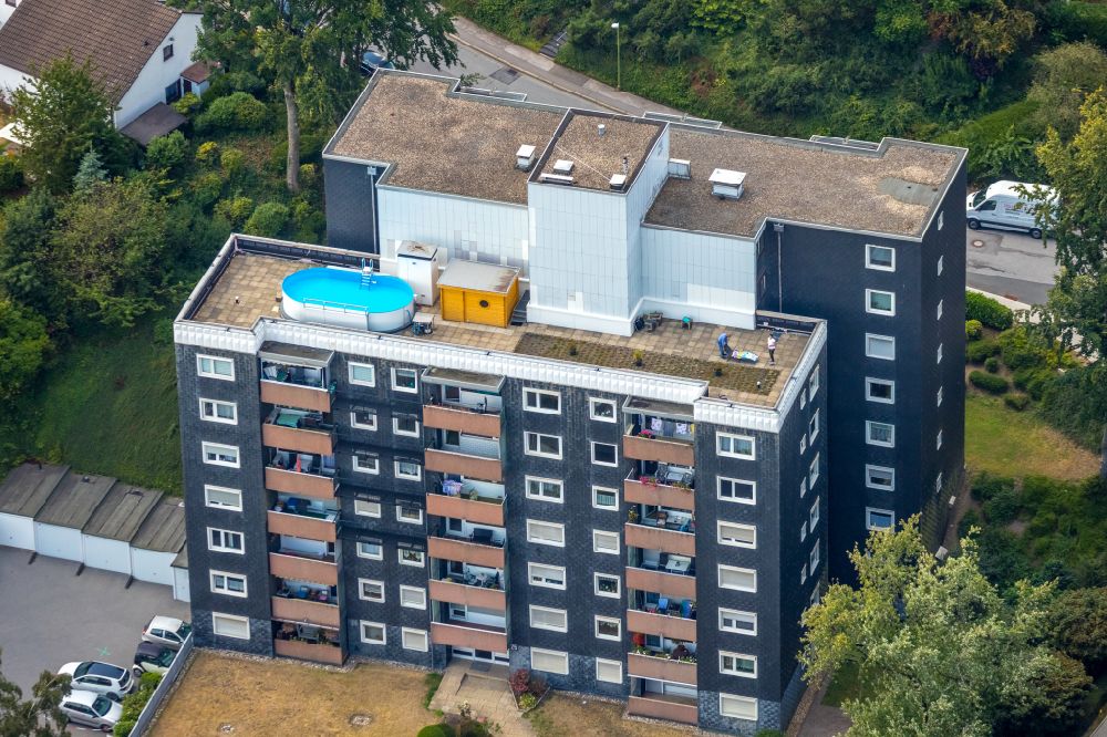 Ennepetal from the bird's eye view: High-rise building with a rooftop pool in the residential area on Sonnenweg in Ennepetal in the state North Rhine-Westphalia, Germany