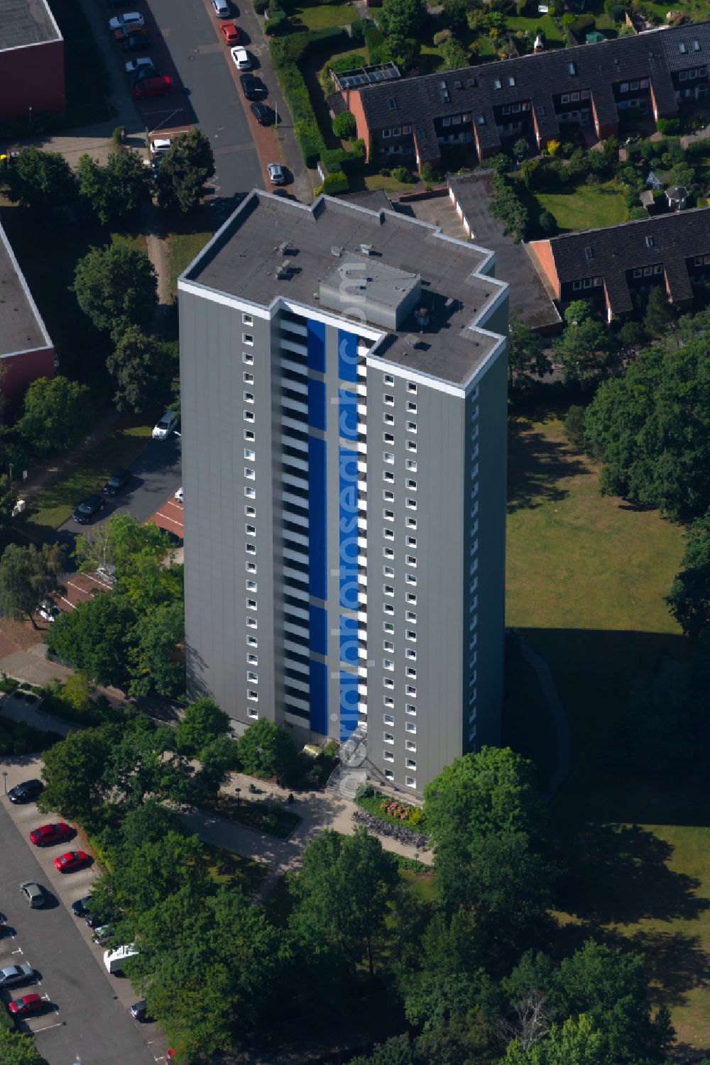 Aerial photograph Braunschweig - High-rise building in the residential area in Brunswick in the state Lower Saxony, Germany