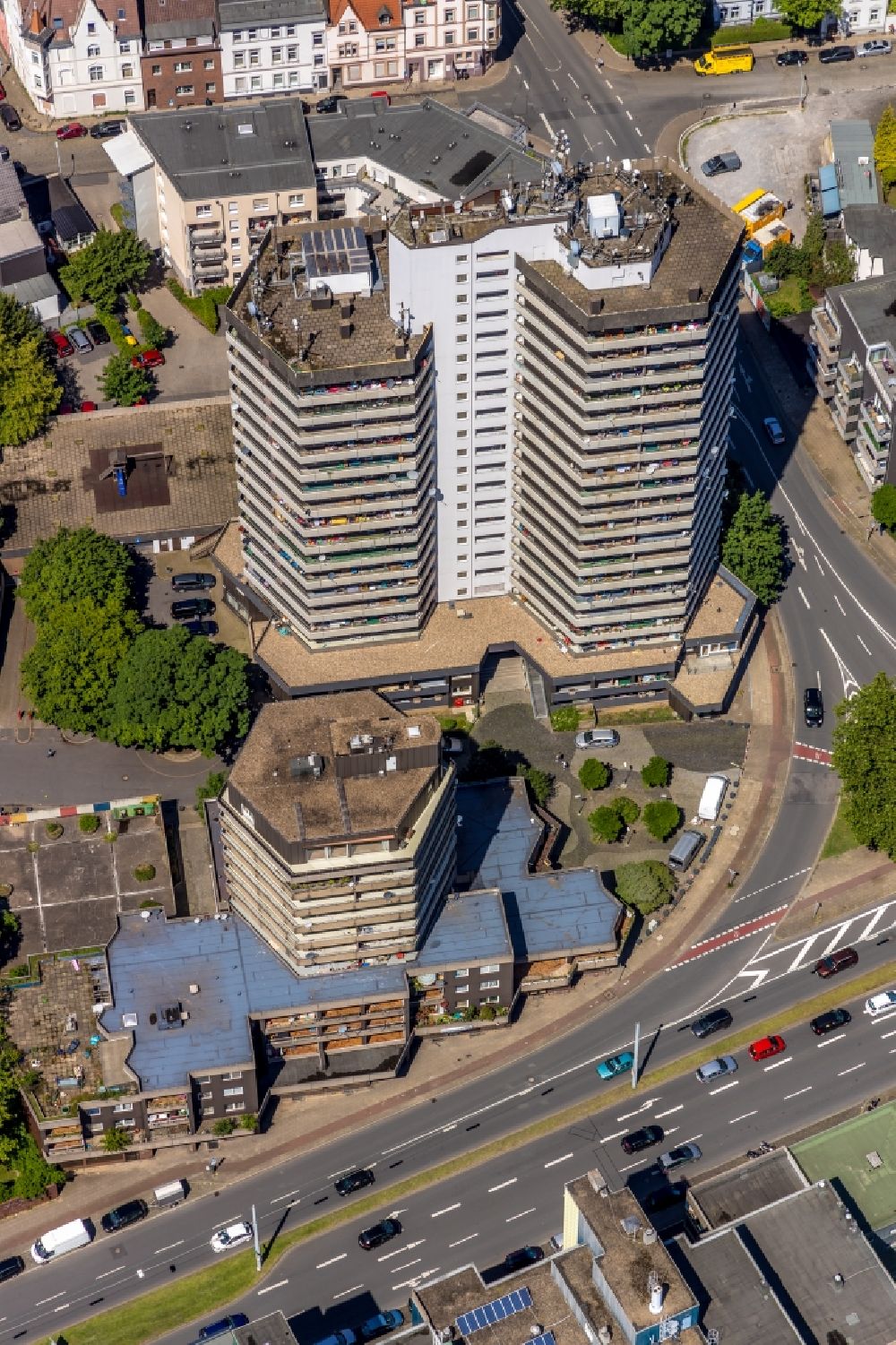 Aerial photograph Herne - High-rise building in the residential area on Hermonn-Loens-Strasse - An of Kreuzkirche in Herne in the state North Rhine-Westphalia, Germany