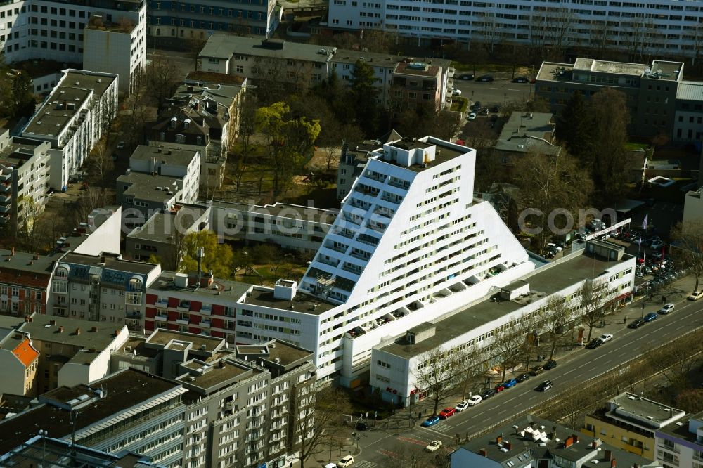 Aerial image Berlin - High-rise building in the residential area on Kleiststrasse overlooking the Berolina Bowling Lounge in the district Schoeneberg in Berlin, Germany