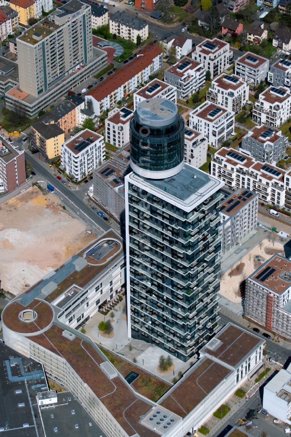Frankfurt am Main from the bird's eye view: High-rise building in the residential area Neuer Henninger-Turm in the district Sachsenhausen in Frankfurt in the state Hesse, Germany