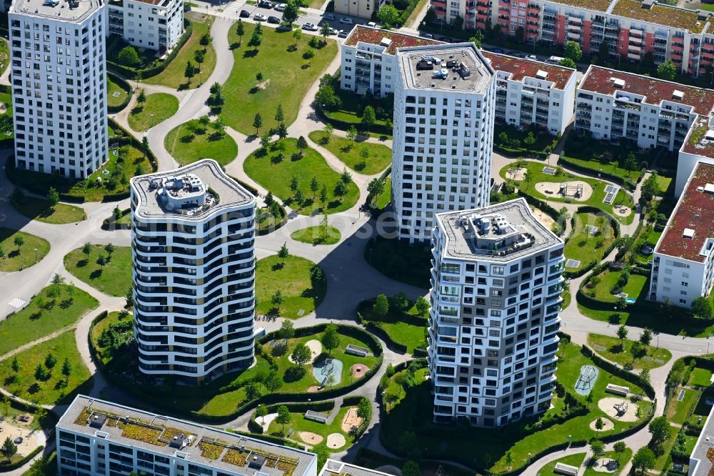 Aerial photograph München - High-rise building Isarbelle - Isar Tower Nord Sued - Alpengluehen und Sternenhimmel in the residential area on Koppstrasse - Sankt-Wendel-Strasse - Carola-Neher-Strasse in the district Obersendling in Munich in the state Bavaria, Germany