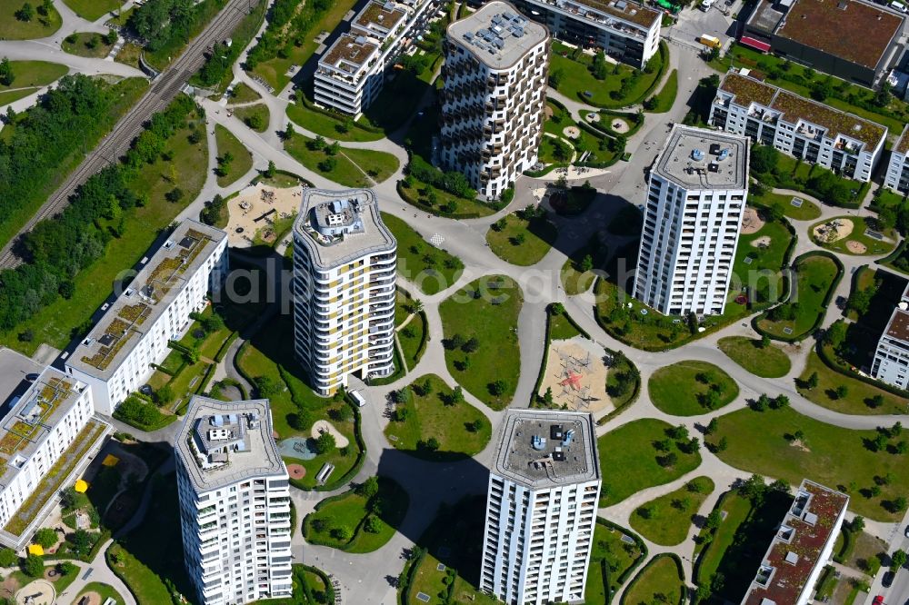 Aerial photograph München - High-rise building Isarbelle - Isar Tower Nord Sued - Alpengluehen und Sternenhimmel in the residential area on Koppstrasse - Sankt-Wendel-Strasse - Carola-Neher-Strasse in the district Obersendling in Munich in the state Bavaria, Germany