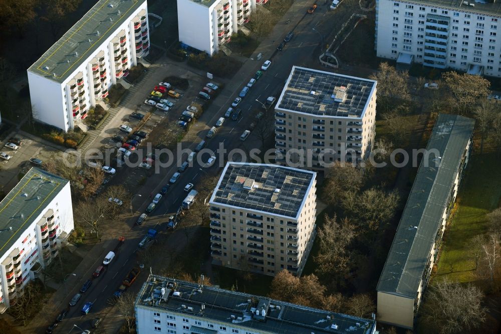 Aerial photograph Berlin - High-rise building in the residential area Sewanstrasse - Salzmannstrasse - Huronseestrasse in the district Friedrichsfelde in Berlin, Germany