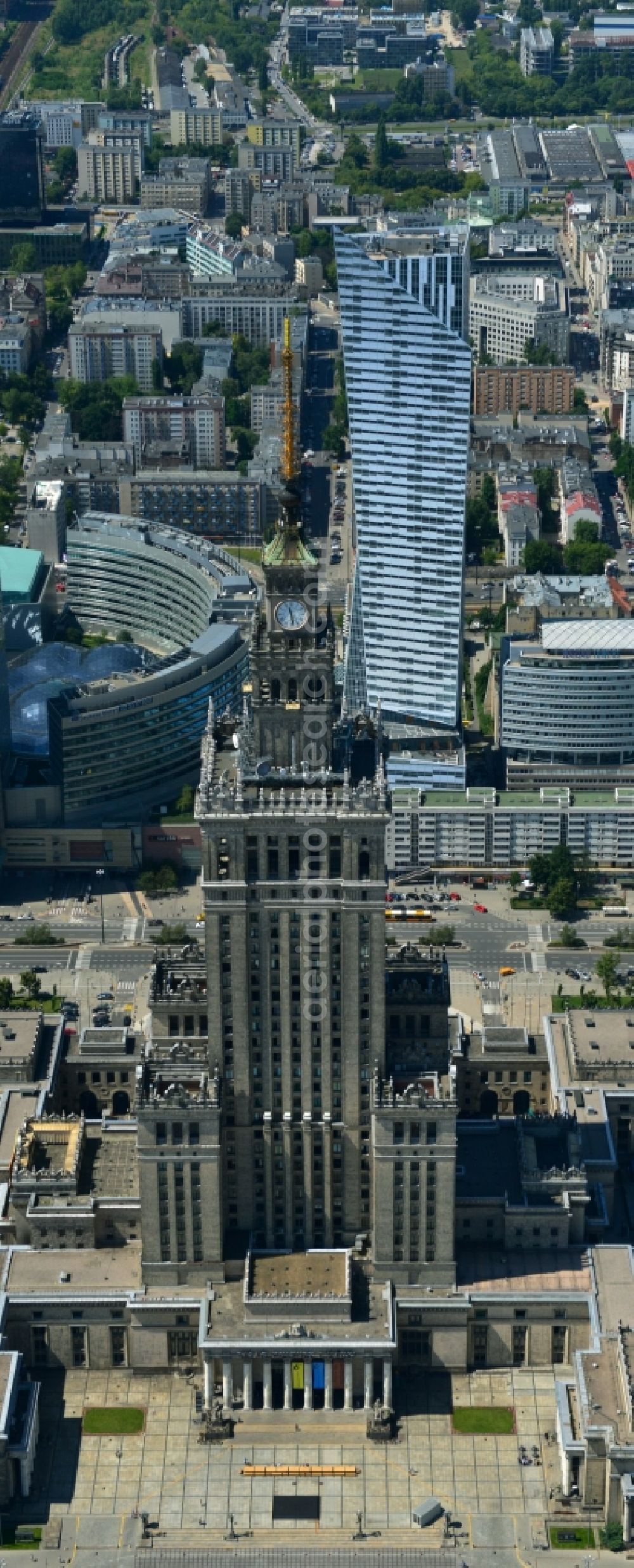 Aerial image Warschau - View on the landmark in the city center, the high-rise building complex of the Palace of Culture and Science (Palac Kultury i Nauki Polish) in Warsaw in Poland