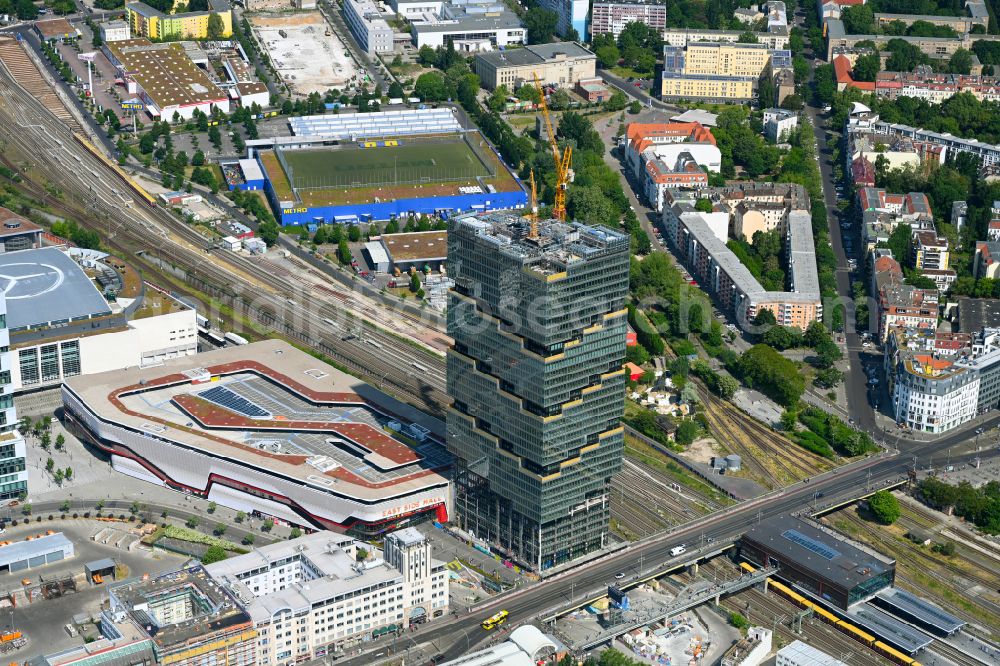 Aerial photograph Berlin - High-rise building complex EDGE East Side - Amazon Tower on Tamara-Danz-Strasse - Warschauer Bruecke - Helene-Ernst-Strasse in the Friedrichshain district in Berlin, Germany