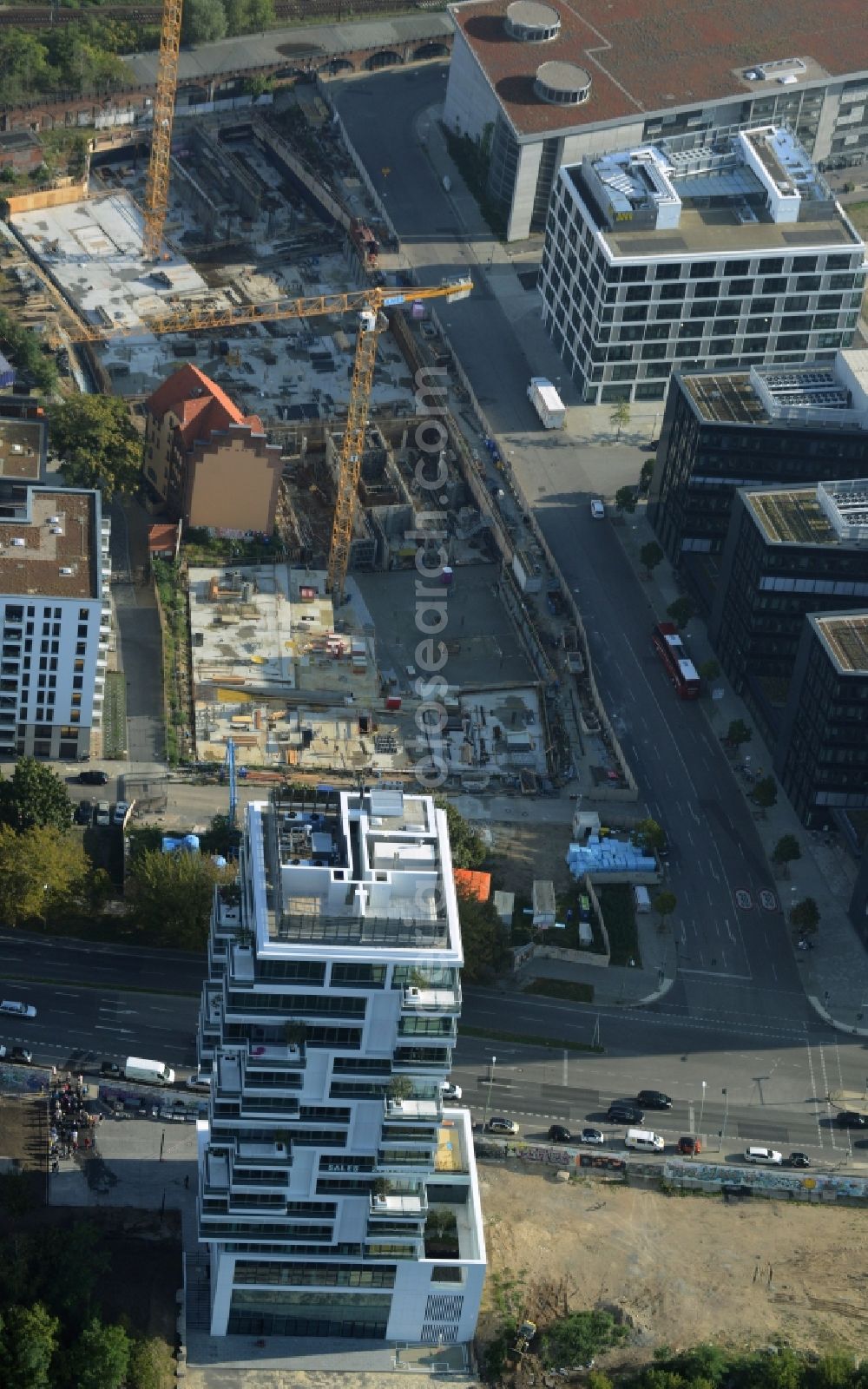 Aerial photograph Berlin - Project Living Levels at Muhlenstrasse on the banks of the River Spree in Berlin - Friedrichshain. On the grounds of the Berlin Wall border strip at the EastSideGallery, the company Living Bauhaus is building a futuristic high-rise residential. The real estate service company City & Home GmbH manages the available apartments