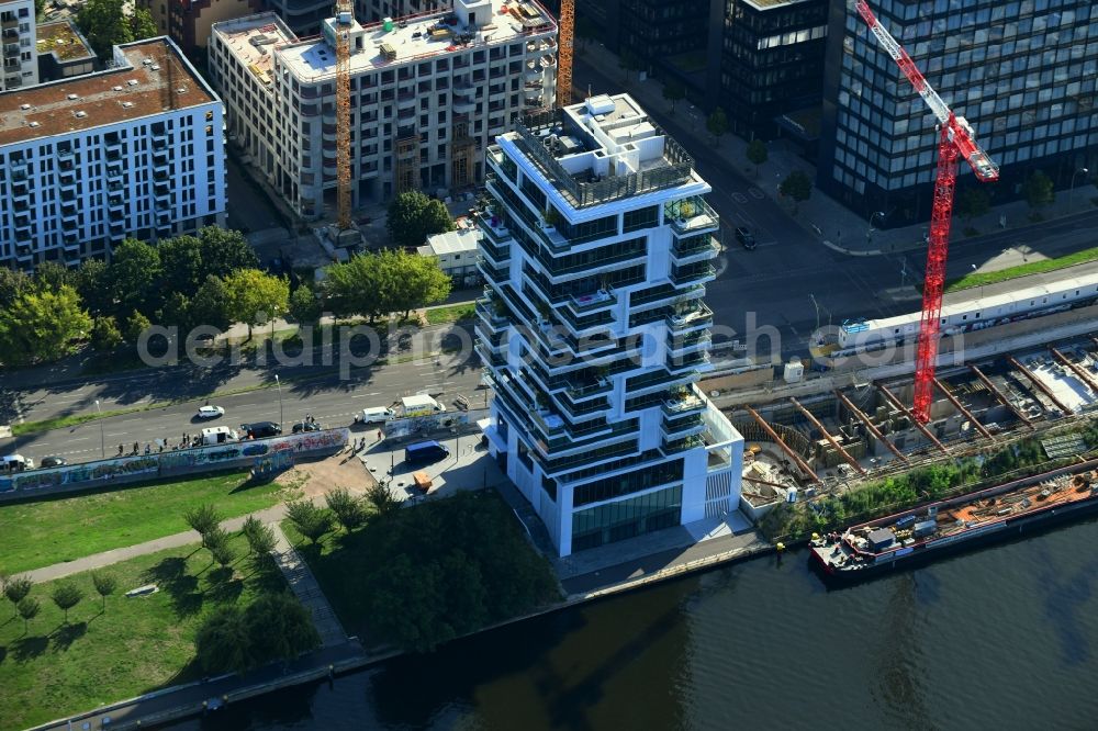 Aerial photograph Berlin - Project Living Levels at Muhlenstrasse on the banks of the River Spree in Berlin - Friedrichshain. On the grounds of the Berlin Wall border strip at the EastSideGallery, the company Living Bauhaus is building a futuristic high-rise residential. The real estate service company City & Home GmbH manages the available apartments