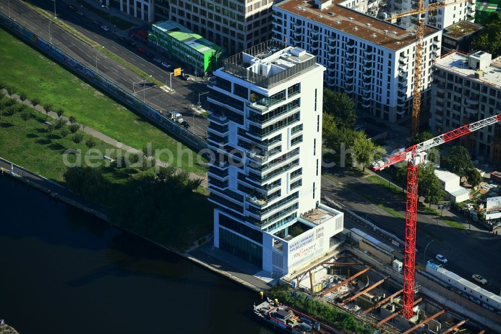 Berlin from the bird's eye view: Project Living Levels at Muhlenstrasse on the banks of the River Spree in Berlin - Friedrichshain. On the grounds of the Berlin Wall border strip at the EastSideGallery, the company Living Bauhaus is building a futuristic high-rise residential. The real estate service company City & Home GmbH manages the available apartments