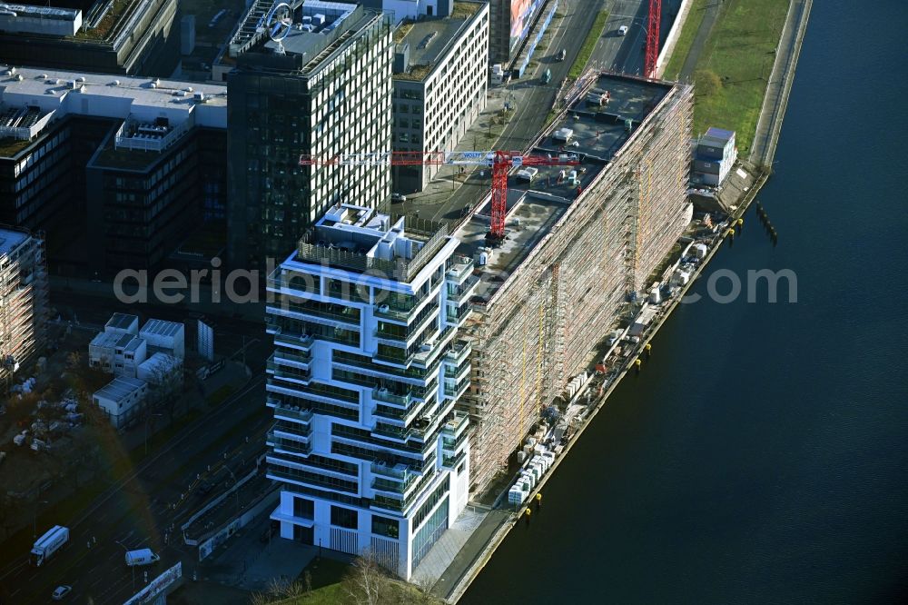 Aerial image Berlin - Project Living Levels at Muhlenstrasse on the banks of the River Spree in Berlin - Friedrichshain. On the grounds of the Berlin Wall border strip at the EastSideGallery, the company Living Bauhaus is building a futuristic high-rise residential