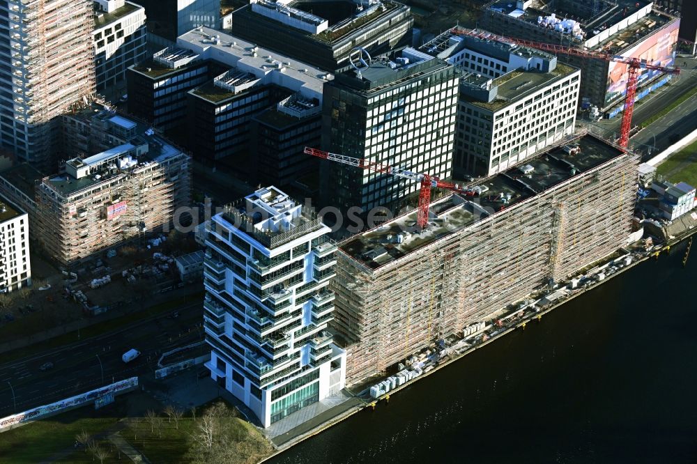 Berlin from the bird's eye view: Project Living Levels at Muhlenstrasse on the banks of the River Spree in Berlin - Friedrichshain. On the grounds of the Berlin Wall border strip at the EastSideGallery, the company Living Bauhaus is building a futuristic high-rise residential