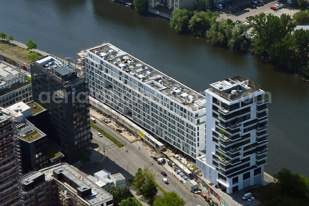 Aerial photograph Berlin - Project Living Levels at Muhlenstrasse on the banks of the River Spree in Berlin - Friedrichshain. On the grounds of the Berlin Wall border strip at the EastSideGallery, the company Living Bauhaus is building a futuristic high-rise residential