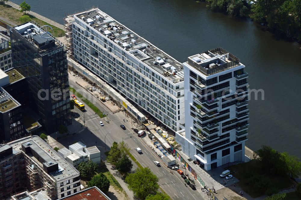 Berlin from above - Project Living Levels at Muhlenstrasse on the banks of the River Spree in Berlin - Friedrichshain. On the grounds of the Berlin Wall border strip at the EastSideGallery, the company Living Bauhaus is building a futuristic high-rise residential