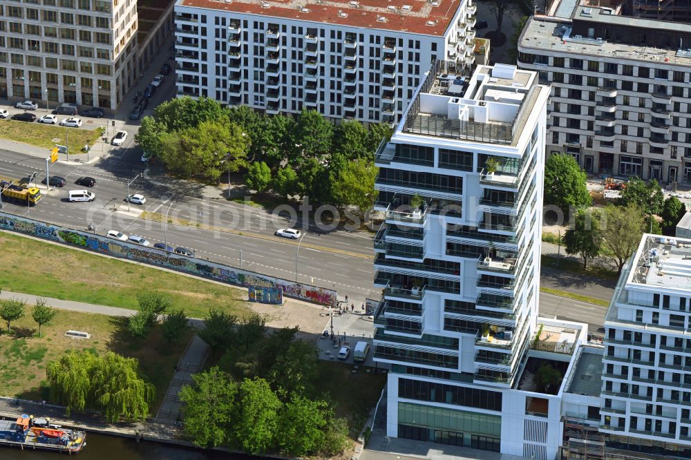 Aerial photograph Berlin - Project Living Levels at Muhlenstrasse on the banks of the River Spree in Berlin - Friedrichshain. On the grounds of the Berlin Wall border strip at the EastSideGallery, the company Living Bauhaus is building a futuristic high-rise residential