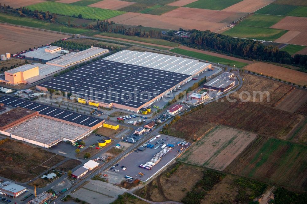 Aerial photograph Offenbach an der Queich - High-bay warehouse building complex and logistics center on the premises of Merceof Benz Spare Part storage in Offenbach an der Queich in the state Rhineland-Palatinate, Germany