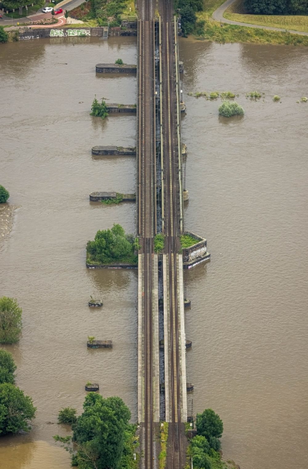 Aerial image Oberhausen - Flood on Railway bridge building to route the train tracks about the Ruhr in Oberhausen in the state North Rhine-Westphalia, Germany
