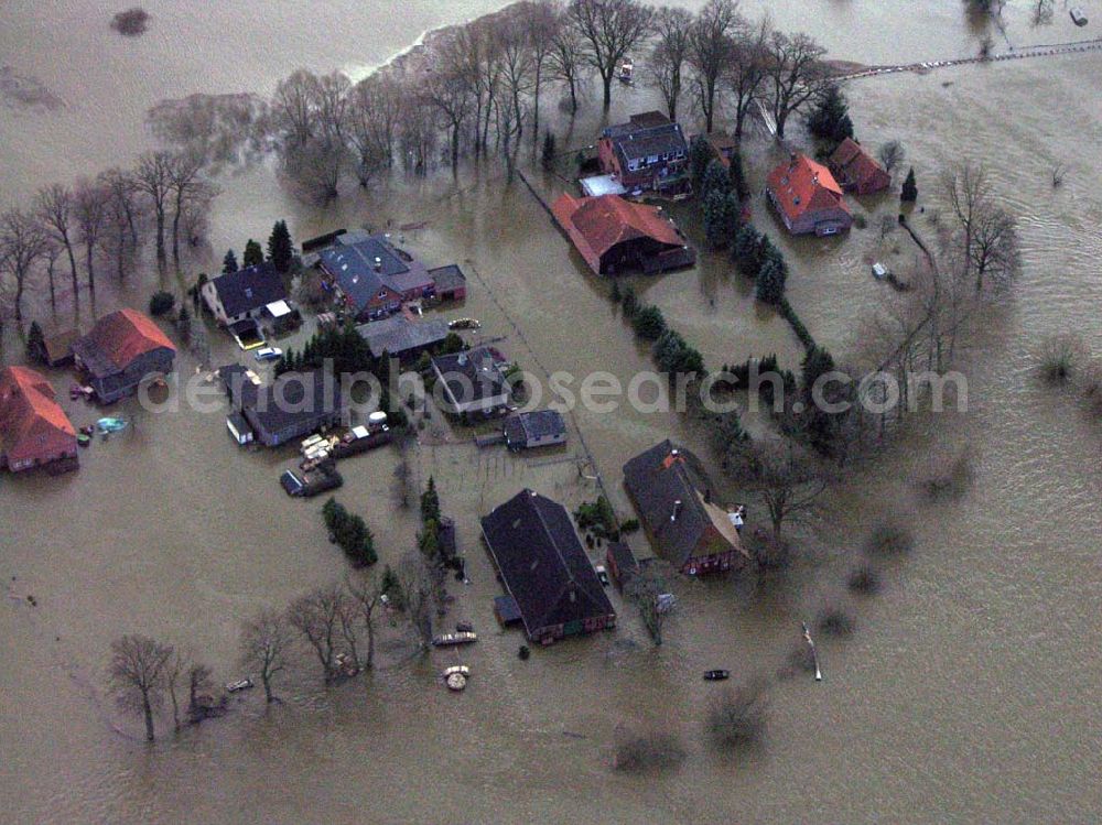 Aerial image Bleckede - Bleckede / Niedersachsen - Blick auf den überfluteten Stadtbereich in Bleckede am Elbufer