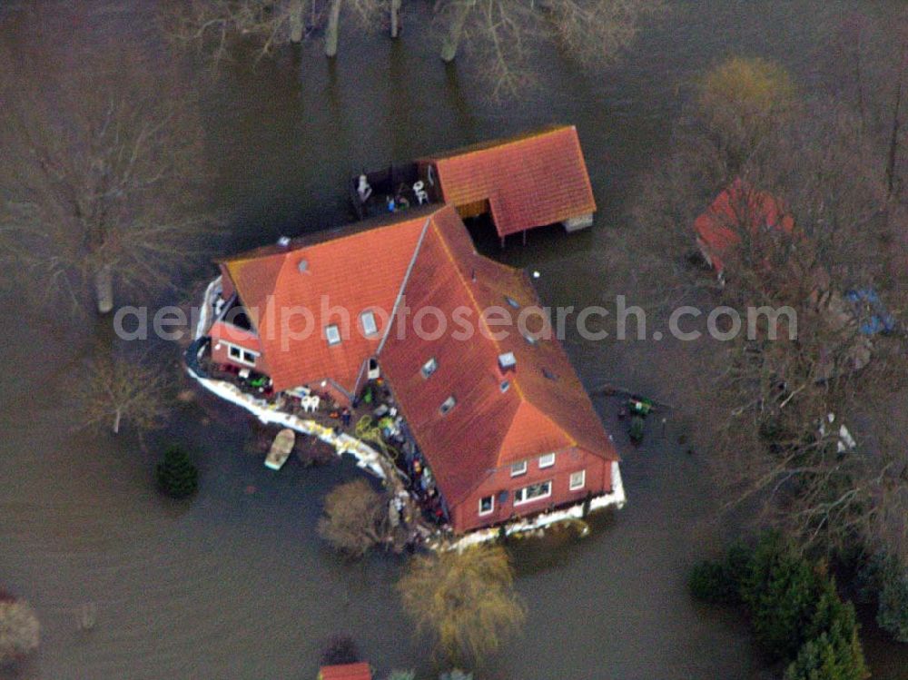 Aerial image Bleckede - Bleckede / Niedersachsen - Blick auf den überfluteten Stadtbereich in Bleckede am Elbufer