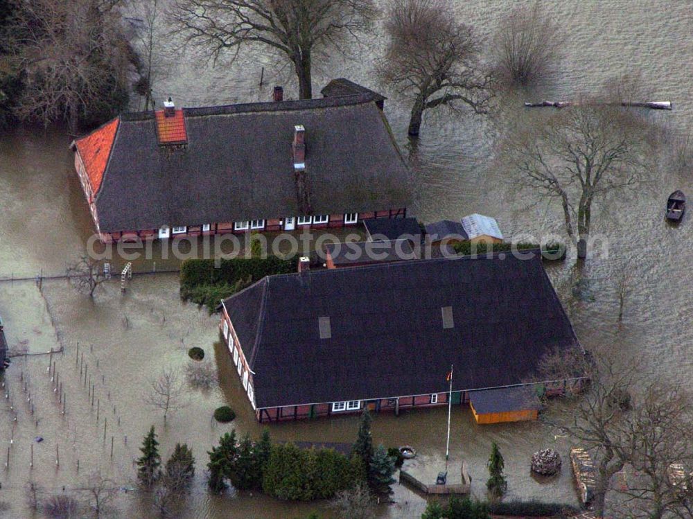 Aerial photograph Bleckede - Bleckede / Niedersachsen - Blick auf den überfluteten Stadtbereich in Bleckede am Elbufer
