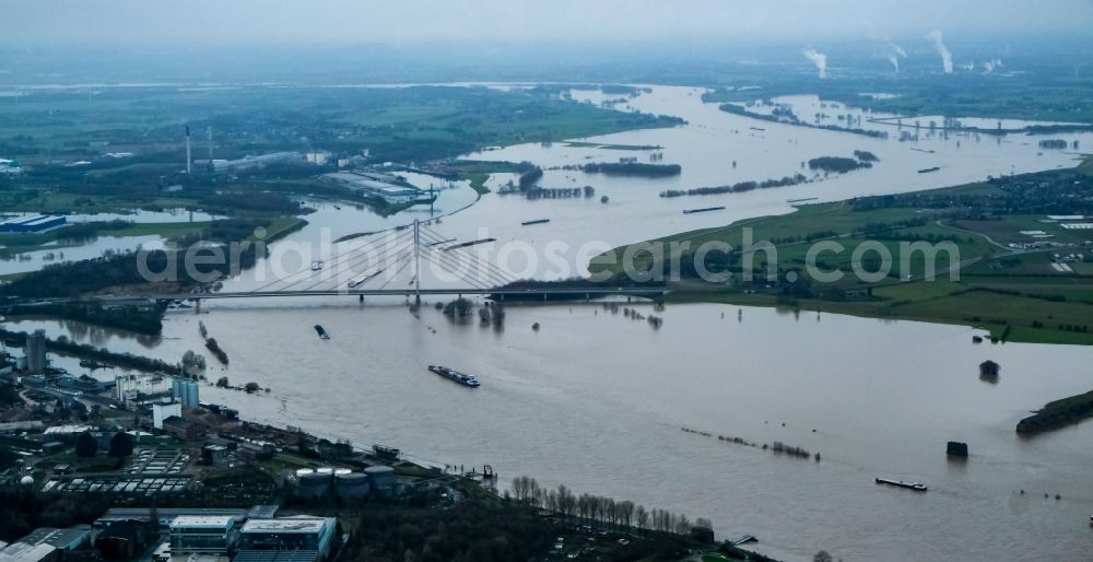Aerial photograph Wesel - River - bridge construction Niederrheinbruecke over the high water rhine river in the district Buederich in Wesel in the state North Rhine-Westphalia, Germany
