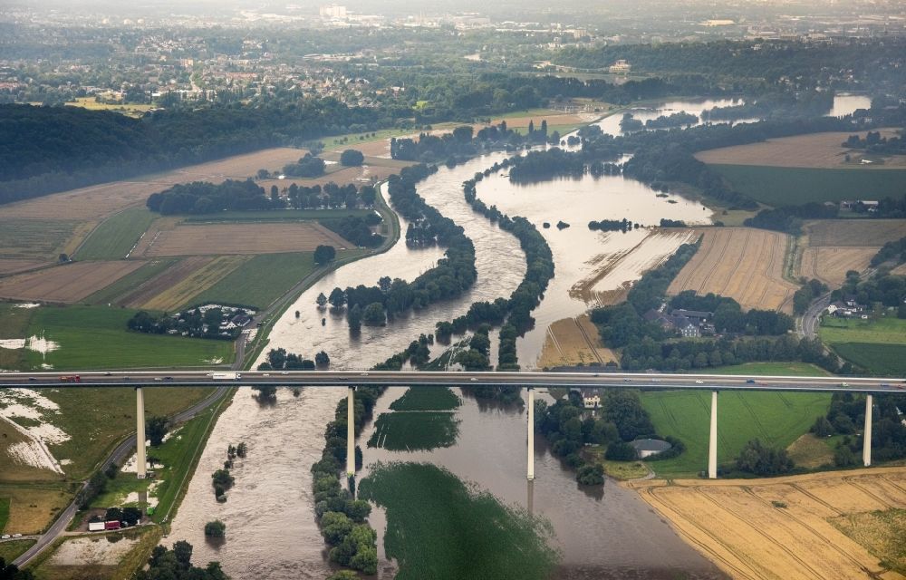 Aerial photograph Mintard - Flooded Routing and traffic lanes over the highway bridge in the motorway A 52 over the shore of river Ruhr in Muelheim on the Ruhr in the state North Rhine-Westphalia, Germany