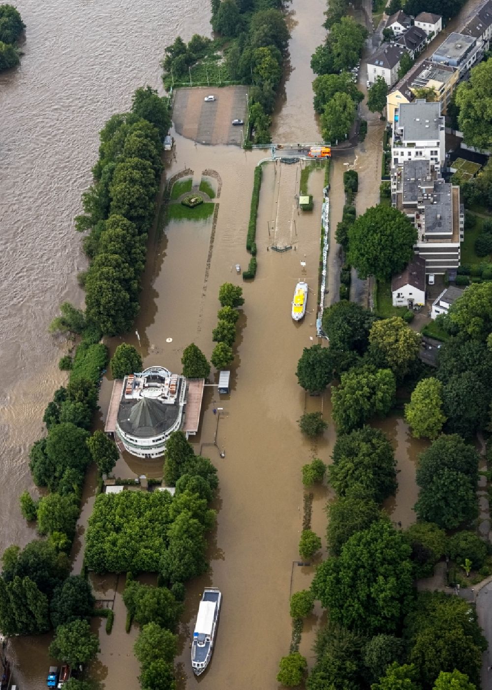 Aerial image Mülheim an der Ruhr - Flood situation and flooding, all-rousing and infrastructure-destroying masses of brown water on the course of the Ruhr in Muelheim on the Ruhr at Ruhrgebiet in the state North Rhine-Westphalia, Germany